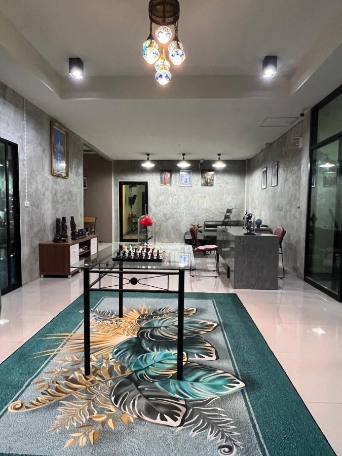 V Tharm Hotel Удонтхані Екстер'єр фото