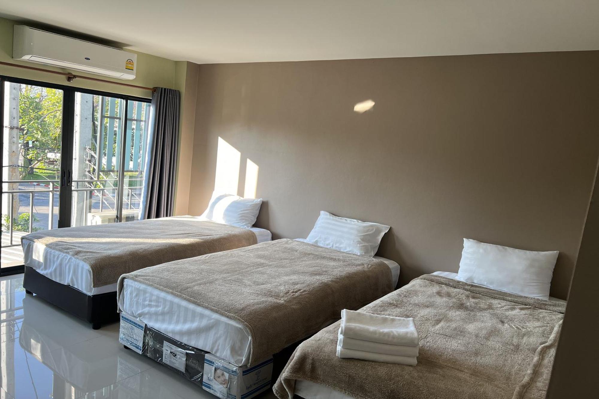 V Tharm Hotel Удонтхані Екстер'єр фото