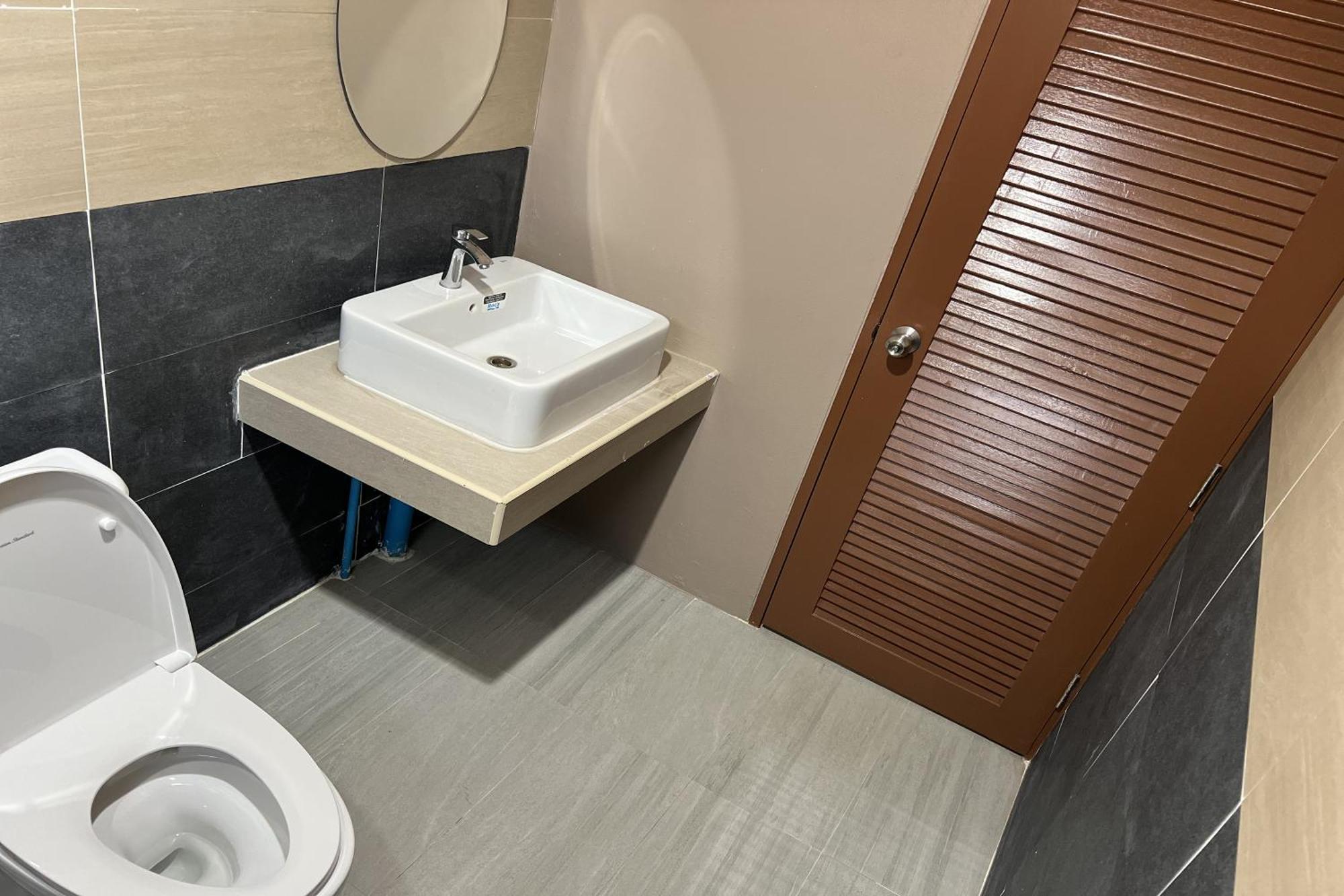 V Tharm Hotel Удонтхані Екстер'єр фото