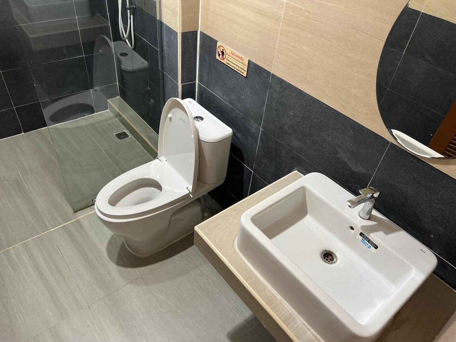 V Tharm Hotel Удонтхані Екстер'єр фото