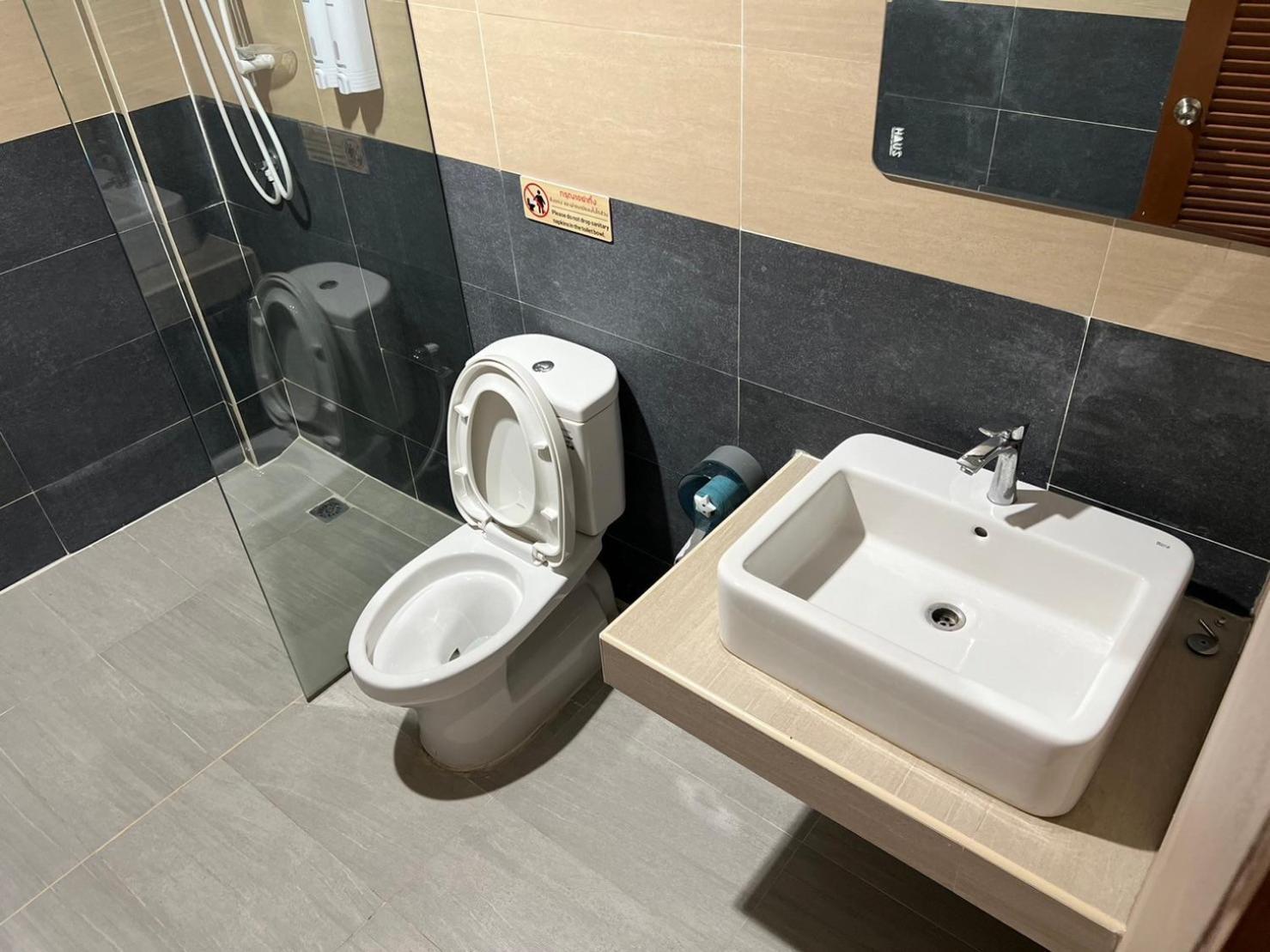 V Tharm Hotel Удонтхані Екстер'єр фото