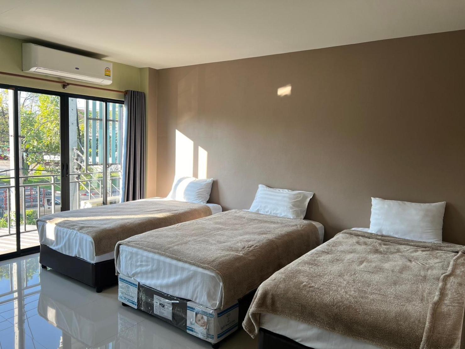 V Tharm Hotel Удонтхані Екстер'єр фото