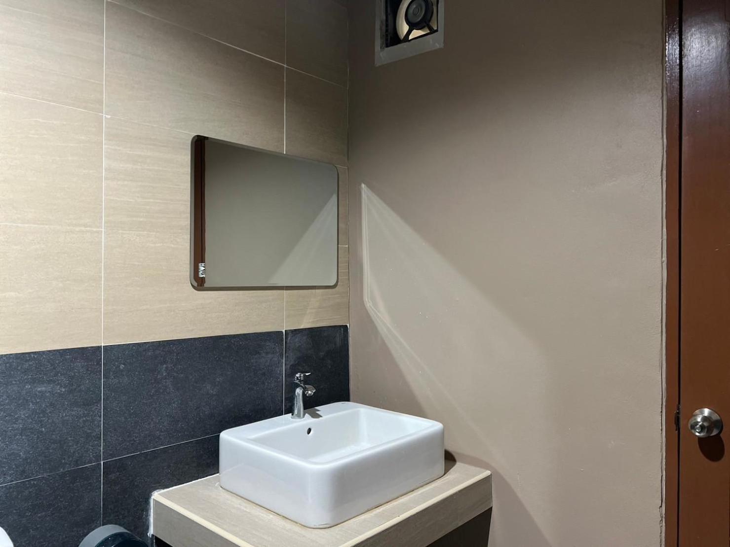 V Tharm Hotel Удонтхані Екстер'єр фото